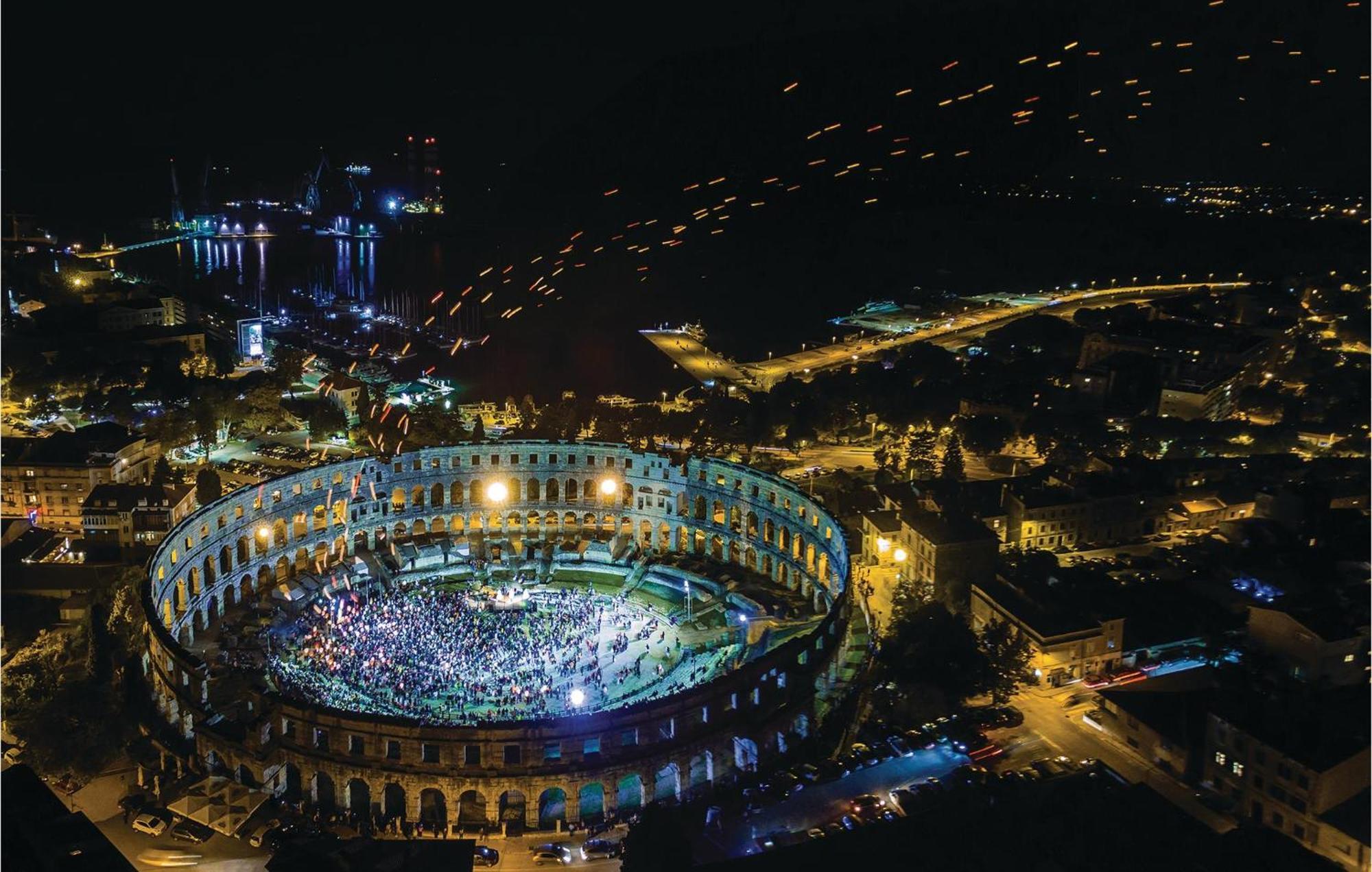 Vikendica Stunning In With Wi-fi Pula